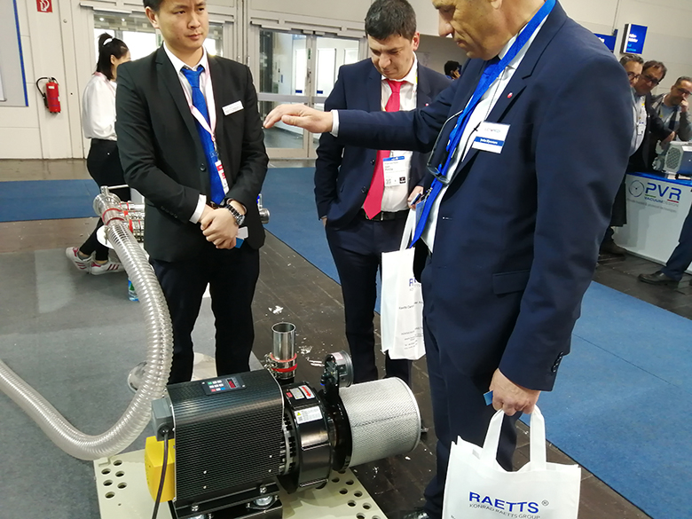 展會上客戶體驗雷茨風(fēng)機(jī)